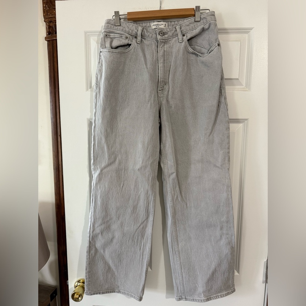 Abercrombie & fitch women’s grey 90’s relaxed high rise jeans